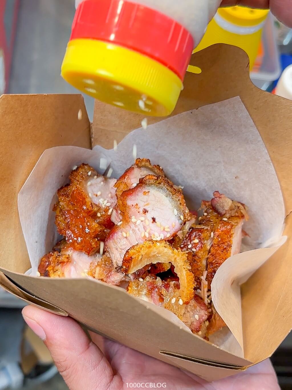 台中美食「GBT嘎嘣脆五花」慢火烘烤六小時的黃金脆皮豬！每一口都咔滋咔滋超涮嘴！ - 1000CC去旅行