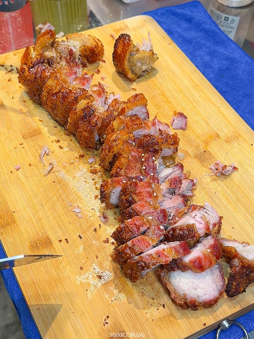 台中美食「GBT嘎嘣脆五花」慢火烘烤六小時的黃金脆皮豬！每一口都咔滋咔滋超涮嘴！ - 1000CC去旅行